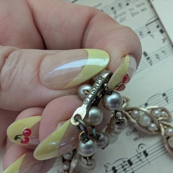 Elegant Pearl and Gold Women's Necklace - Picture 6 of 9